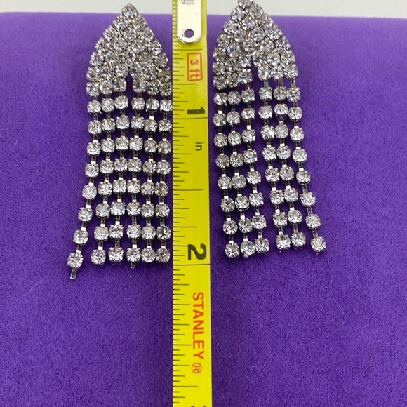 💛 Elegant Silver Crystal Drop Earrings - Picture 2 of 5